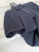 Maglietta polo navy blue, classica ed elegante, perfetta per ogni occasione.