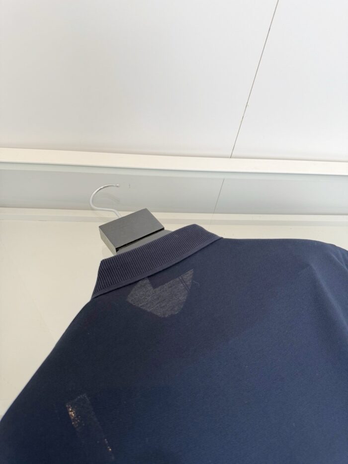 Camicia polo navy con imperfezioni, stile casual e tessuto traspirante su manichino semplice.