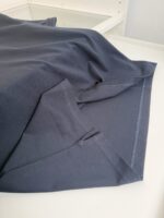 Fazzoletto in tessuto navy elegante, morbido e raffinato, con dettagli rifiniti.