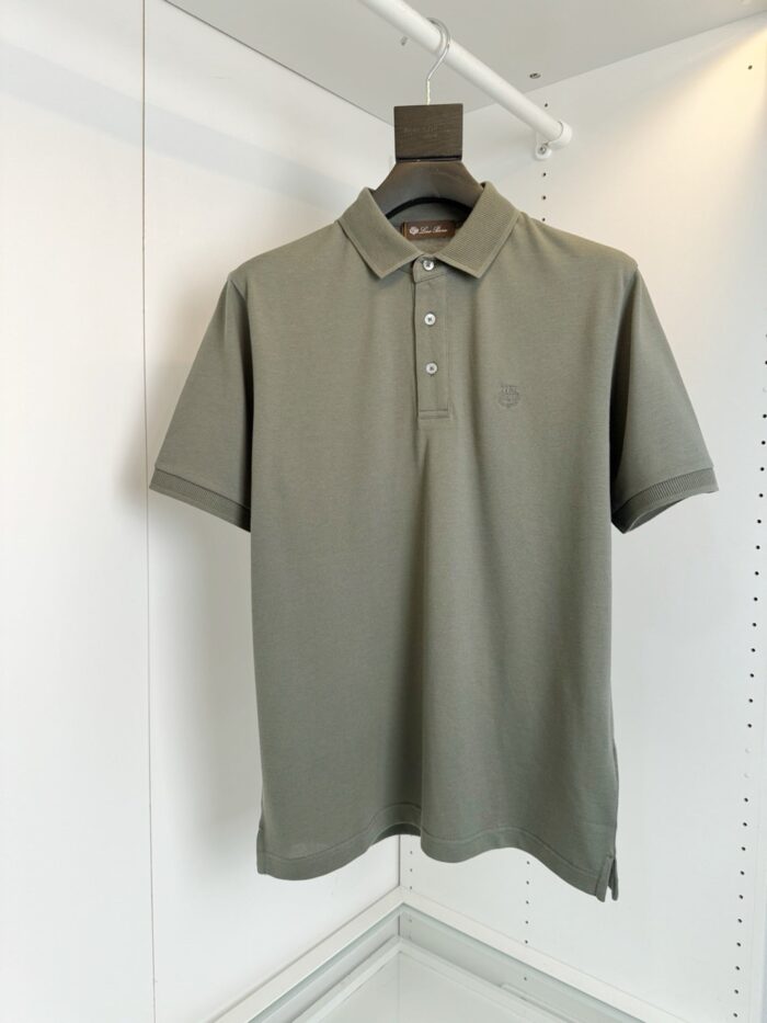 Poloshirt verde oliva elegante, versatile, perfetto per ogni look casual e semi-formale.
