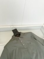 Maglietta polo grigia elegante, versatile, con logo ricamato, ideale per ogni occasione.