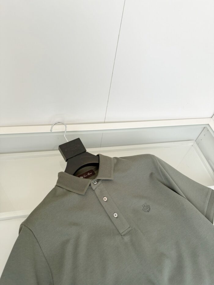 Maglietta polo grigia elegante, versatile, con logo ricamato, ideale per ogni occasione.