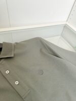 Maglietta polo grigia elegante in cotone, stile classico e versatile per ogni occasione.