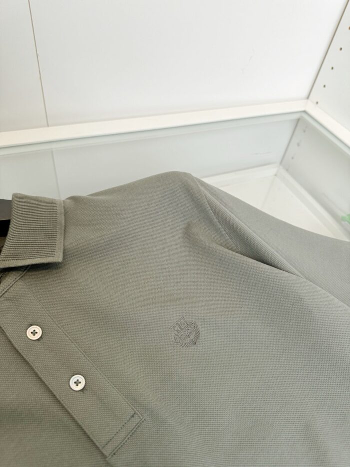 Maglietta polo grigia elegante in cotone, stile classico e versatile per ogni occasione.
