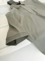 Maglietta polo verde oliva casual ed elegante, maniche a costina, perfetta per ogni occasione.