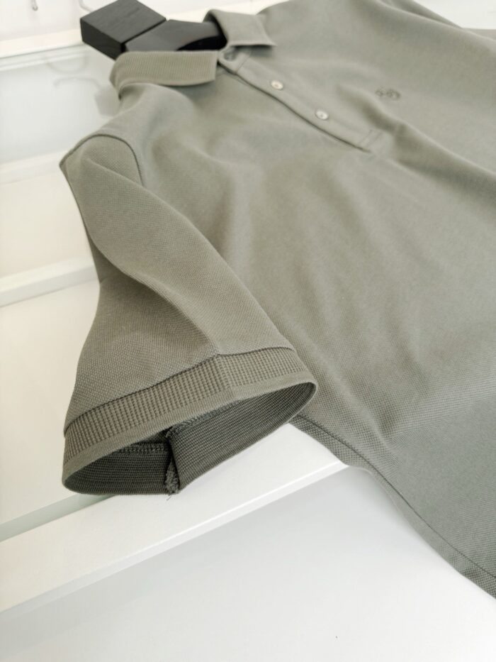 Maglietta polo verde oliva casual ed elegante, maniche a costina, perfetta per ogni occasione.