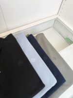 Disposizione elegante di polo shirts colorate su vetrina in stile moderno e raffinato.