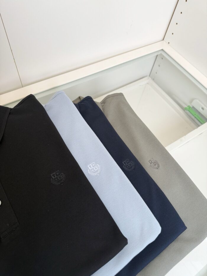 Disposizione elegante di polo shirts colorate su vetrina in stile moderno e raffinato.