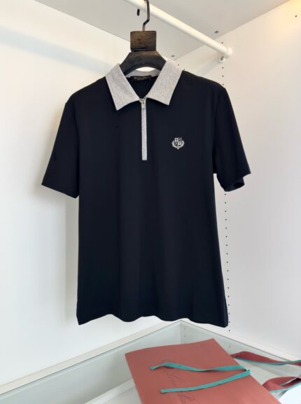 Polo nero con zip, colletto grigio contrasto, stile moderno ed elegante per ogni occasione.