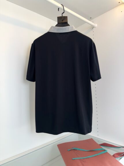Maglietta polo nera con colletto contrasto in esposizione, stile classico e versatile.