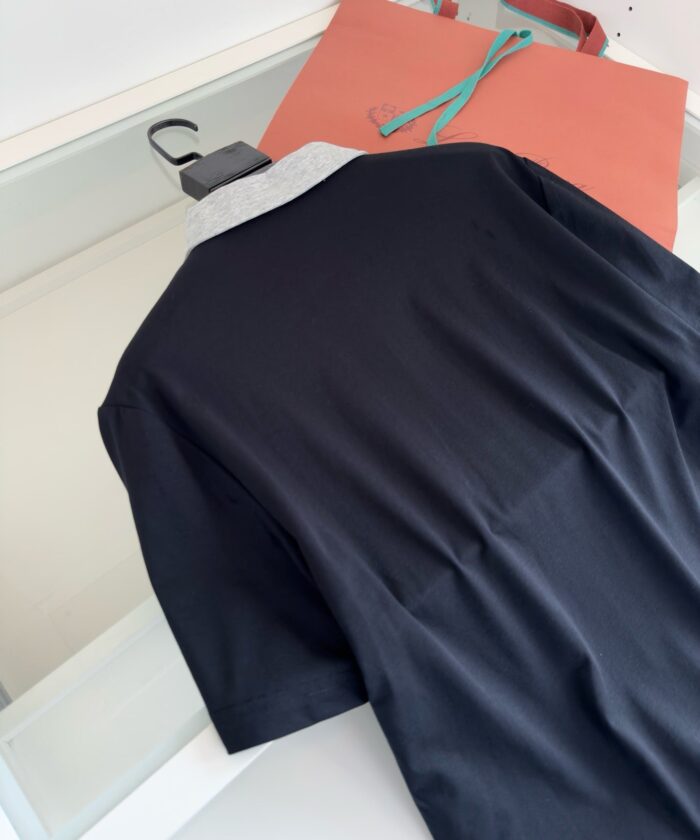 Camicia nera casual con colletto colorato e borsa moderna in terracotta e toni teal