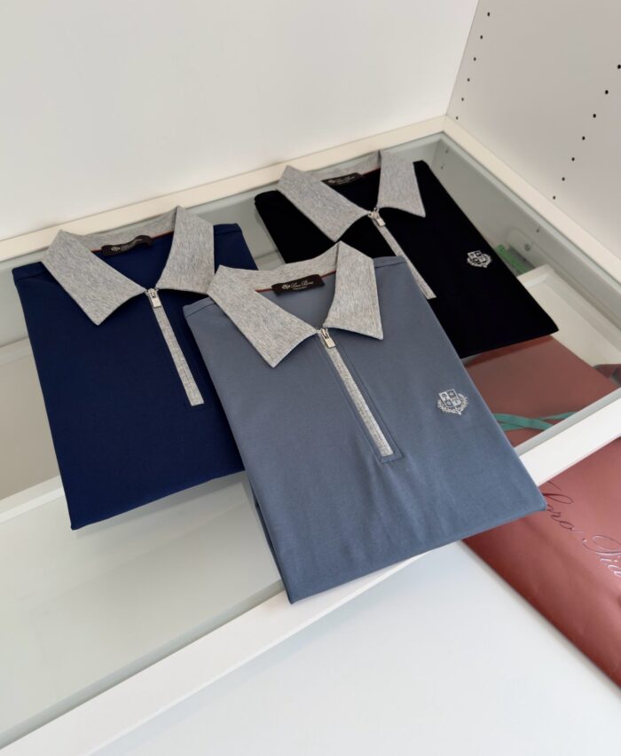 Set di polo eleganti con colli moderni in blu, grigio e nero, in esposizione raffinata.