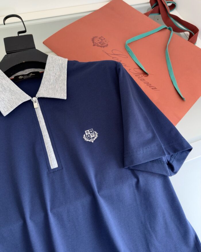 Maglietta polo navy con dettaglio elegante e confezione regalo raffinata.