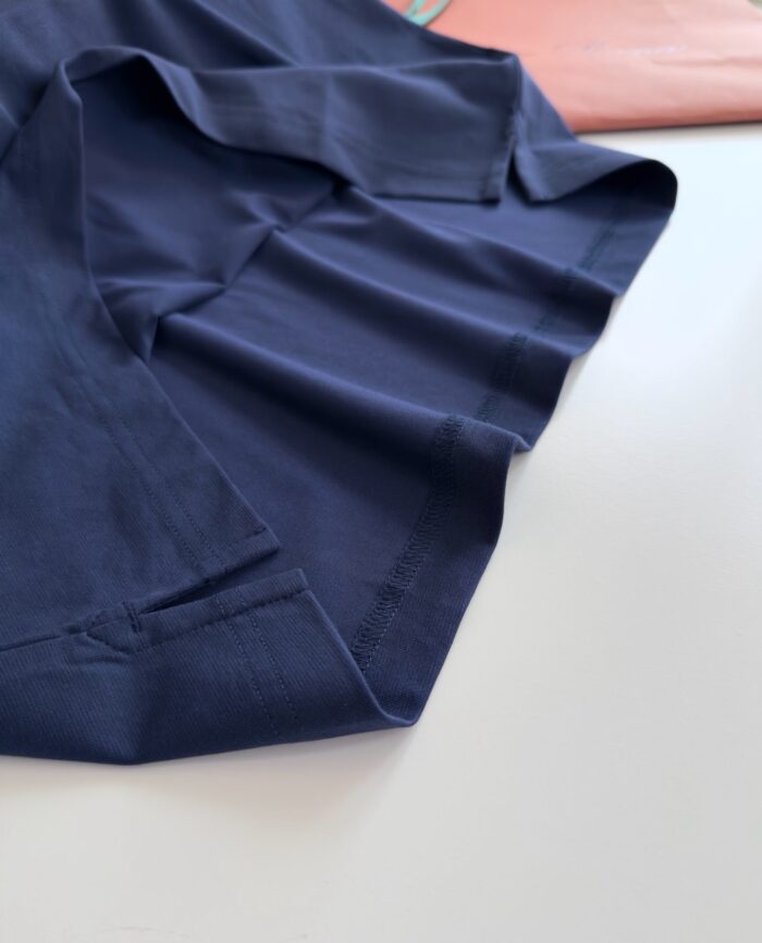 Tessuto navy blu morbido e raffinato con pieghe eleganti e contrasti di colore delicati.