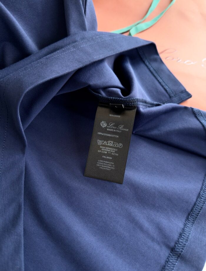 Maglietta navy con etichetta di cura, stile casual e tessuto morbido e confortevole