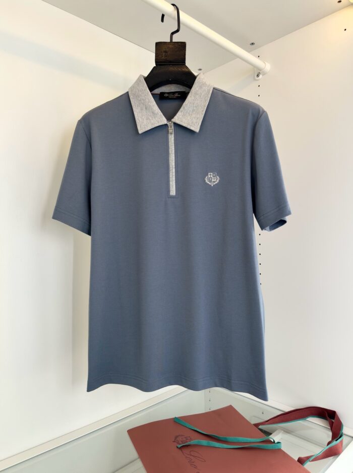 Maglietta polo grigia con zip e colletto a contrasto, stile moderno e versatile.