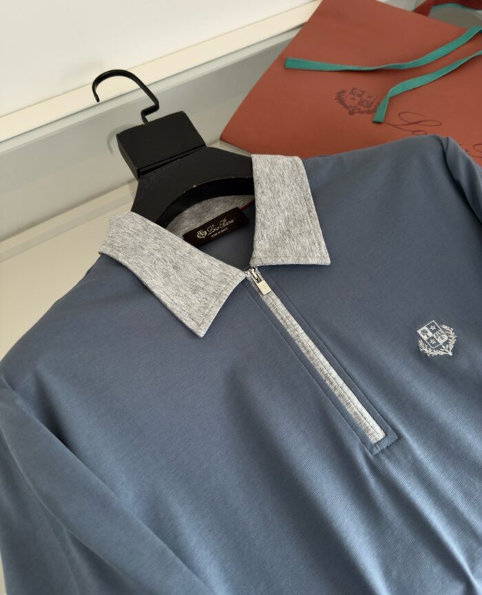 Maglietta polo moderna con colletto grigio, zip e design elegante per uno stile casual sofisticato.