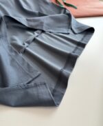 Maglietta grigia in tessuto leggero e raffinato, ideale per uno stile casual ed elegante.
