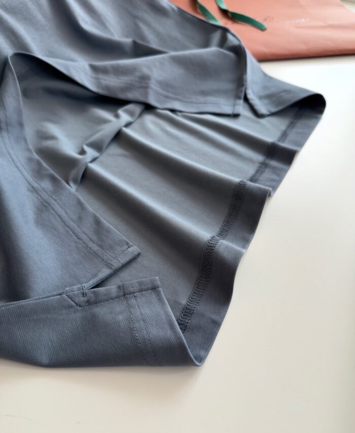 Maglietta grigia in tessuto leggero e raffinato, ideale per uno stile casual ed elegante.