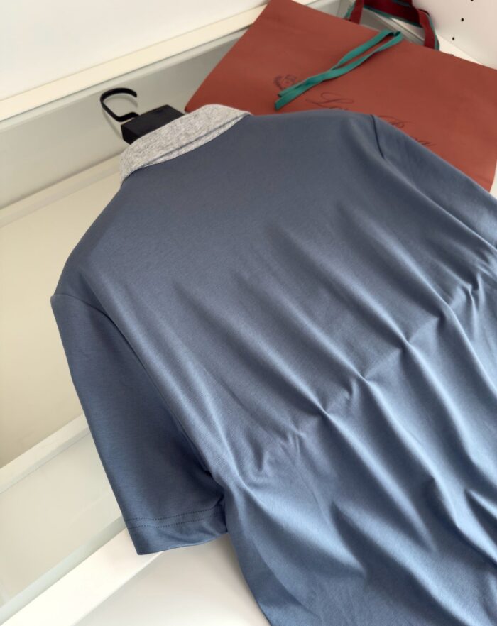 Camicia casual navy con colletto grigio e borsa in cuoio, stile semplice ed elegante.