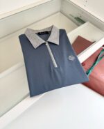 Maglietta polo blu slate con collo grigio e zip moderna, elegante e versatile.