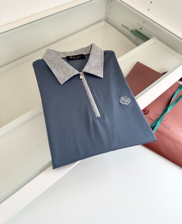 Maglietta polo blu slate con collo grigio e zip moderna, elegante e versatile.