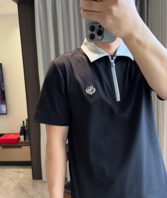 Moderno outfit casual con polo nero e colletto bianco, stile minimalista e versatile.