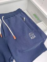 Pantaloncini sportivi navy con tasca zip e logo ricamato, comodi e ideali per il relax.
