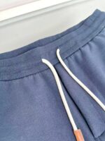 Pantaloni jogger navy con cintura elasticata, corda bianca con punte in pelle, comodi e eleganti.