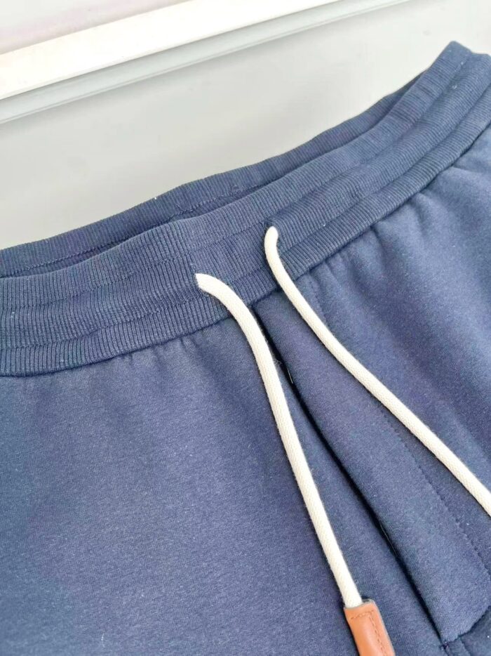 Pantaloni jogger navy con cintura elasticata, corda bianca con punte in pelle, comodi e eleganti.