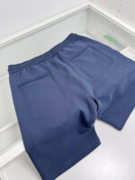 Pantaloncini sportivi navy con tasche posteriori, comodi e dal design minimalista.