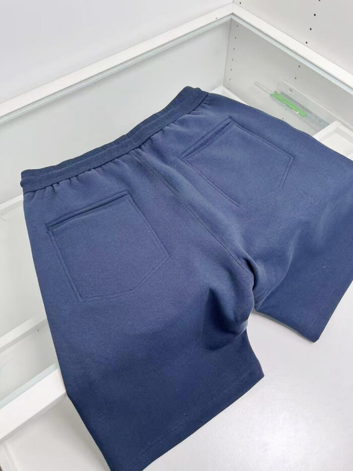 Pantaloncini sportivi navy con tasche posteriori, comodi e dal design minimalista.