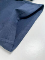 Dettaglio dellorlo in tessuto navy blu, di alta qualità e finitura precisa.