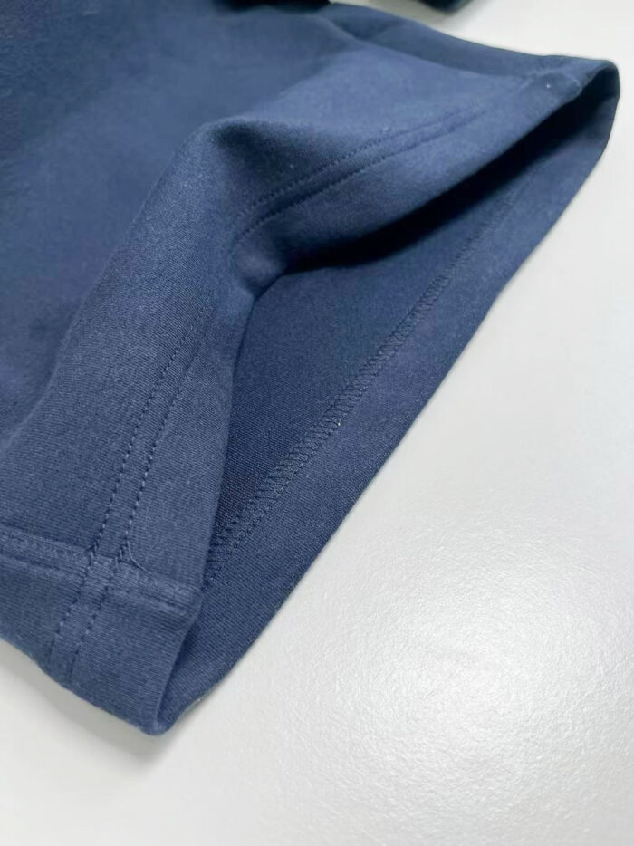 Dettaglio dellorlo in tessuto navy blu, di alta qualità e finitura precisa.