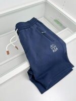 Pantaloni jogger blu navy con tasche zippate, logo ricamato e vita elastica con coulisse.