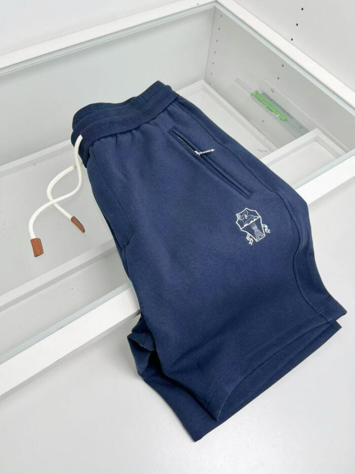 Pantaloni jogger blu navy con tasche zippate, logo ricamato e vita elastica con coulisse.
