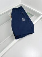 Pantaloncini navy blue casual e sportivi con elastico e logo bianco, perfetti per ogni occasione.