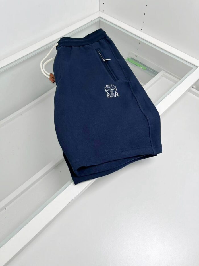 Pantaloncini navy blue casual e sportivi con elastico e logo bianco, perfetti per ogni occasione.