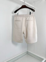 Pantaloncini beige casual con elastico in vita e tasche per un look comodo e versatile.