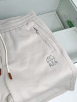 Pantaloncini casual con logo ricamato, coulisse in legno e tasca con zip.