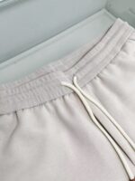 Pantaloni jogger in cotone pastello, elasticizzati con coulisse, stile minimalista e comfort quotidiano.