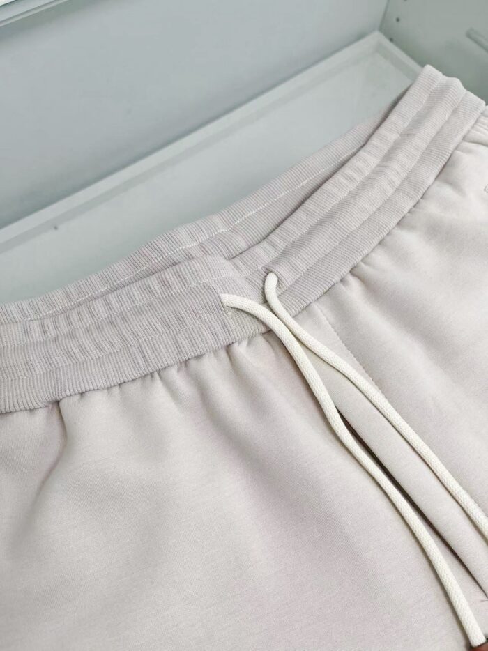 Pantaloni jogger in cotone pastello, elasticizzati con coulisse, stile minimalista e comfort quotidiano.
