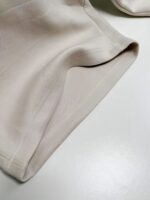 Tessuto beige morbido e resistente, perfetto per abbigliamento elegante e comfort quotidiano.