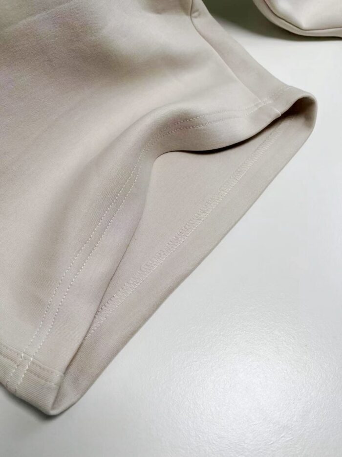 Tessuto beige morbido e resistente, perfetto per abbigliamento elegante e comfort quotidiano.