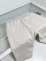 Shorts corti neutri in cotone per uno stile casual e confortevole.