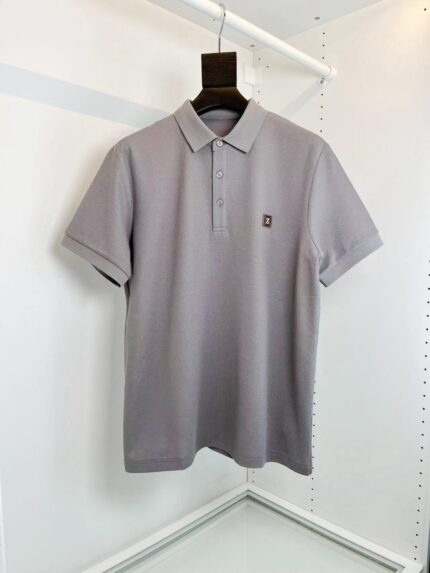 Maglietta polo grigia slim fit con logo, perfetta per look casual e sofisticato.