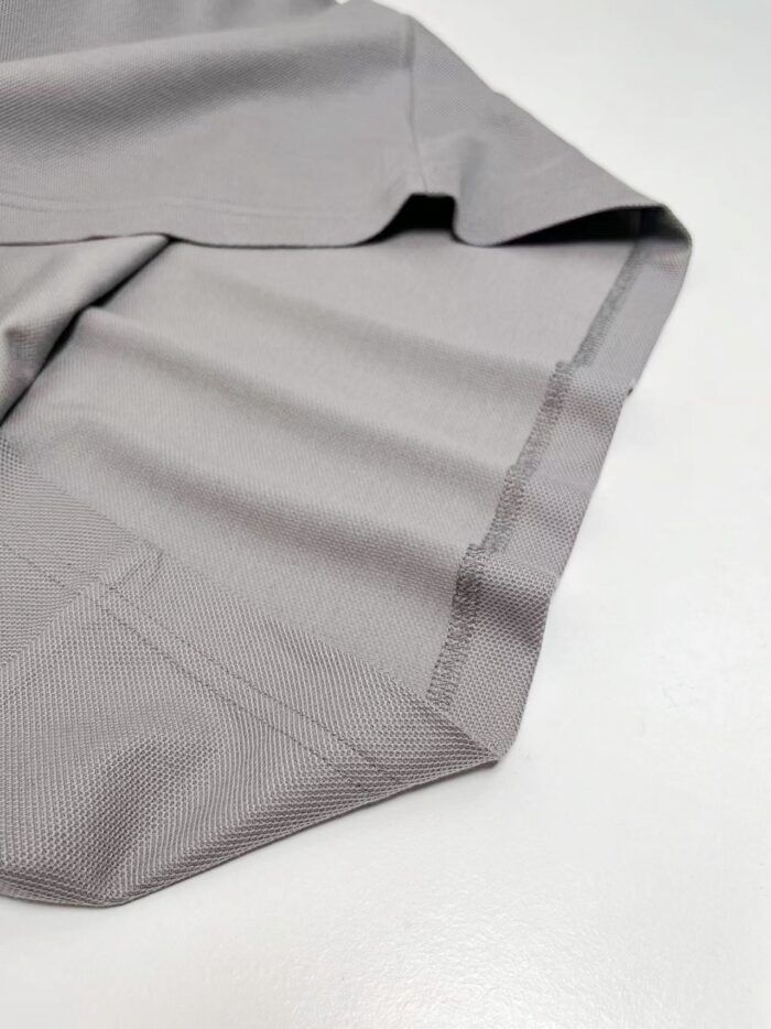 Tessuto grigio elegante, morbido e rifinito, ideale per abbigliamento formale e sartoriale.