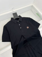 Maglietta polo nera slim fit con logo discreto, elegante e versatile per ogni look.