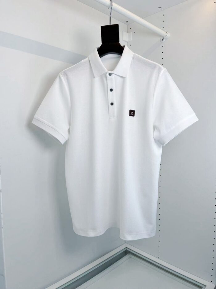 Poloshirt bianco classico con logo sobrio, ideale per look eleganti e casual raffinati.