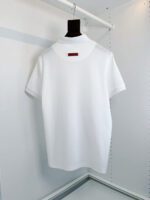 Maglietta polo bianca elegante, semplice e versatile per ogni occasione.